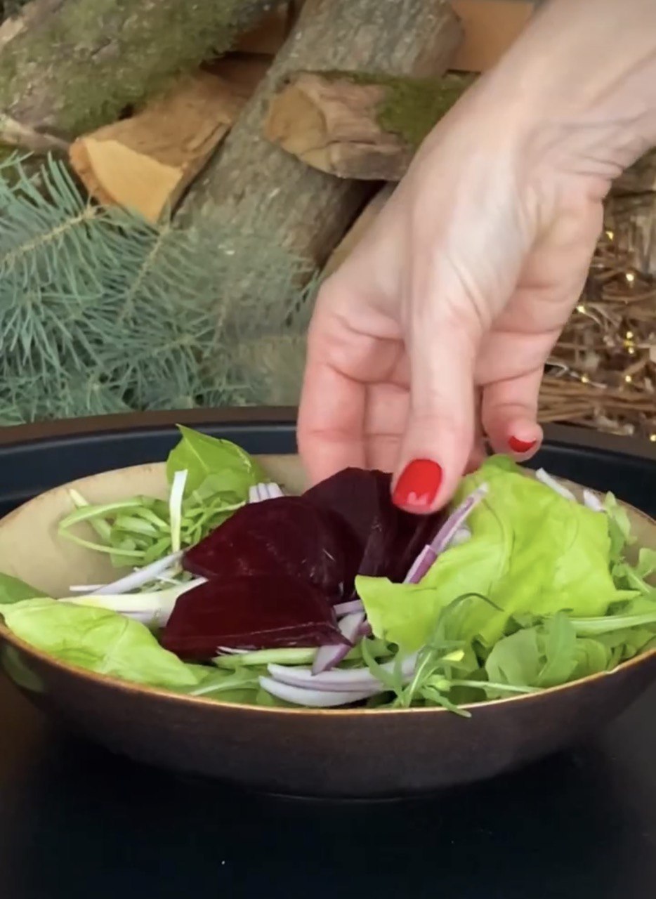 Святковий салат з буряка, який можна їсти навіть вночі