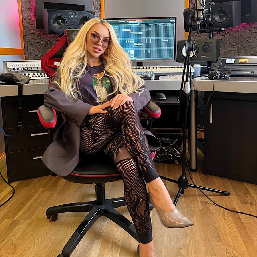 Купує речі на знижках: Ніколас Карма розсекретив вартість луку співачки СолоХа (відео)