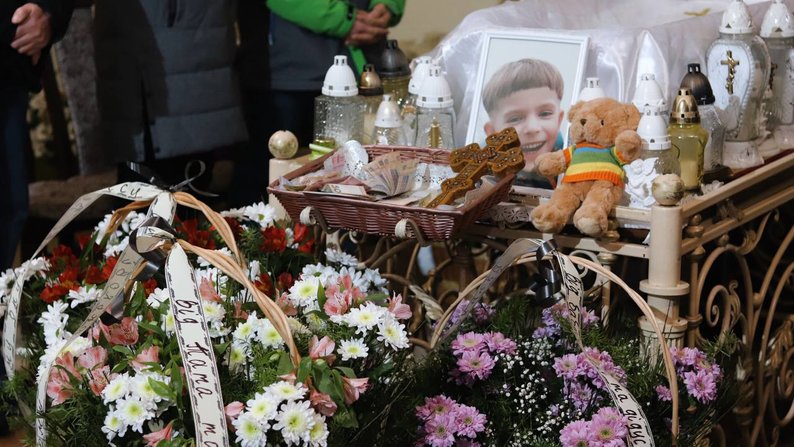 "Молились усі". Провели в останню путь 5-річного Велеса, який помер після видалення зубів