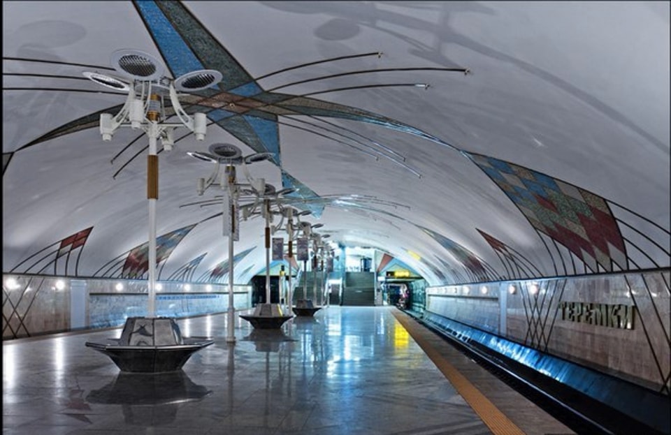 Атмосферно и красиво. Смотрите, как выглядят станции метро Киева ночью