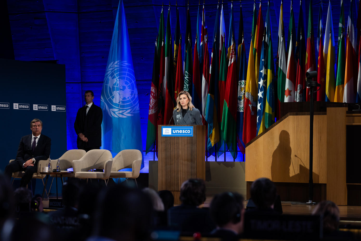 Зеленская поразила французов стильным жакетом с одуванчиками во время выступления на конференции ЮНЕСКО