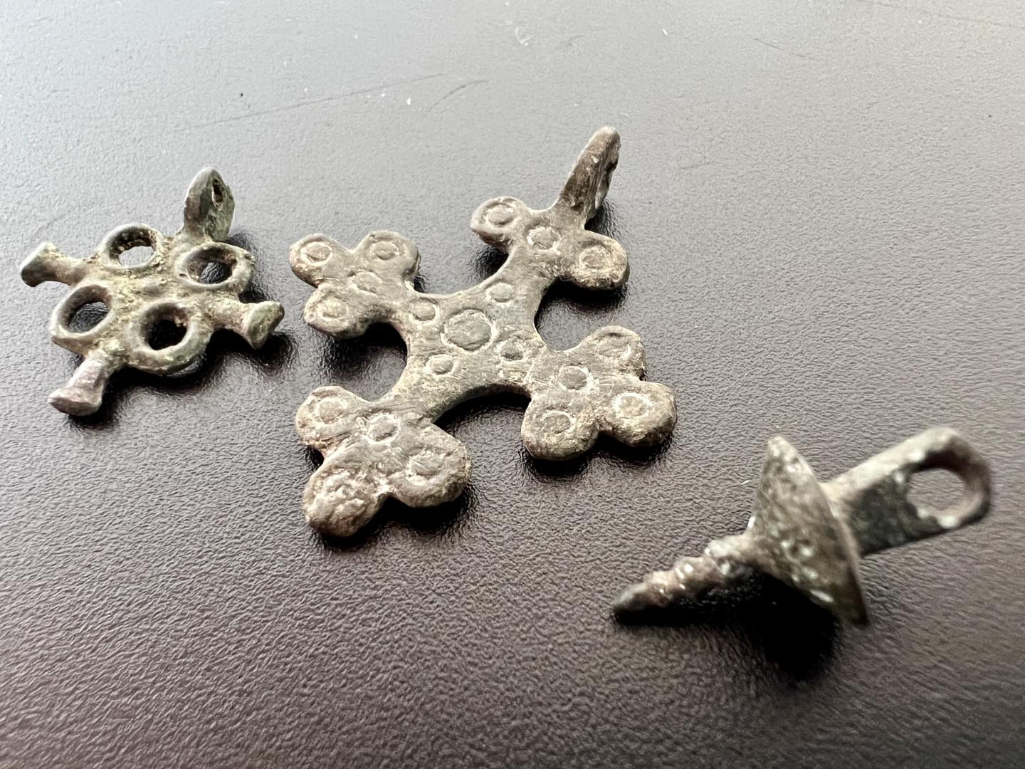 Икону XIX века и крестики времен Киевской Руси пытались незаконно вывезти из Украины (фото)