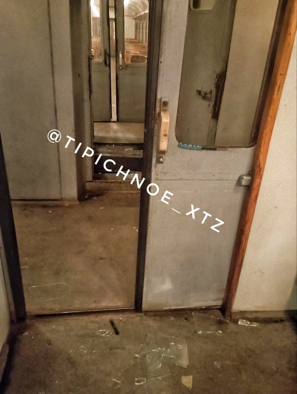 Поезда Укрзализныци трощат подростки: появились новые фото после малолетних вандалов