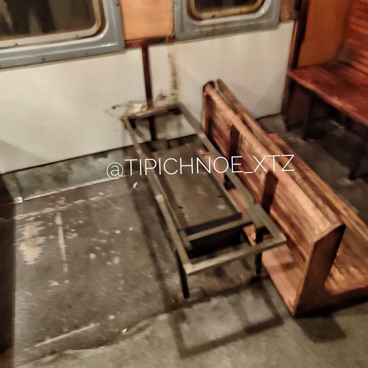 Поезда Укрзализныци трощат подростки: появились новые фото после малолетних вандалов