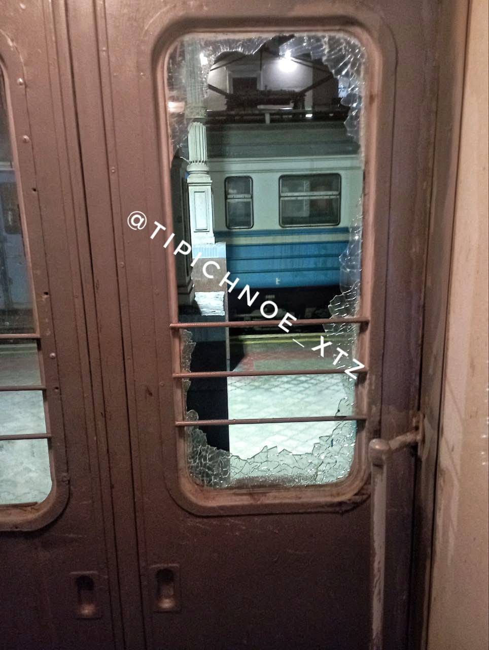 Поезда Укрзализныци трощат подростки: появились новые фото после малолетних вандалов