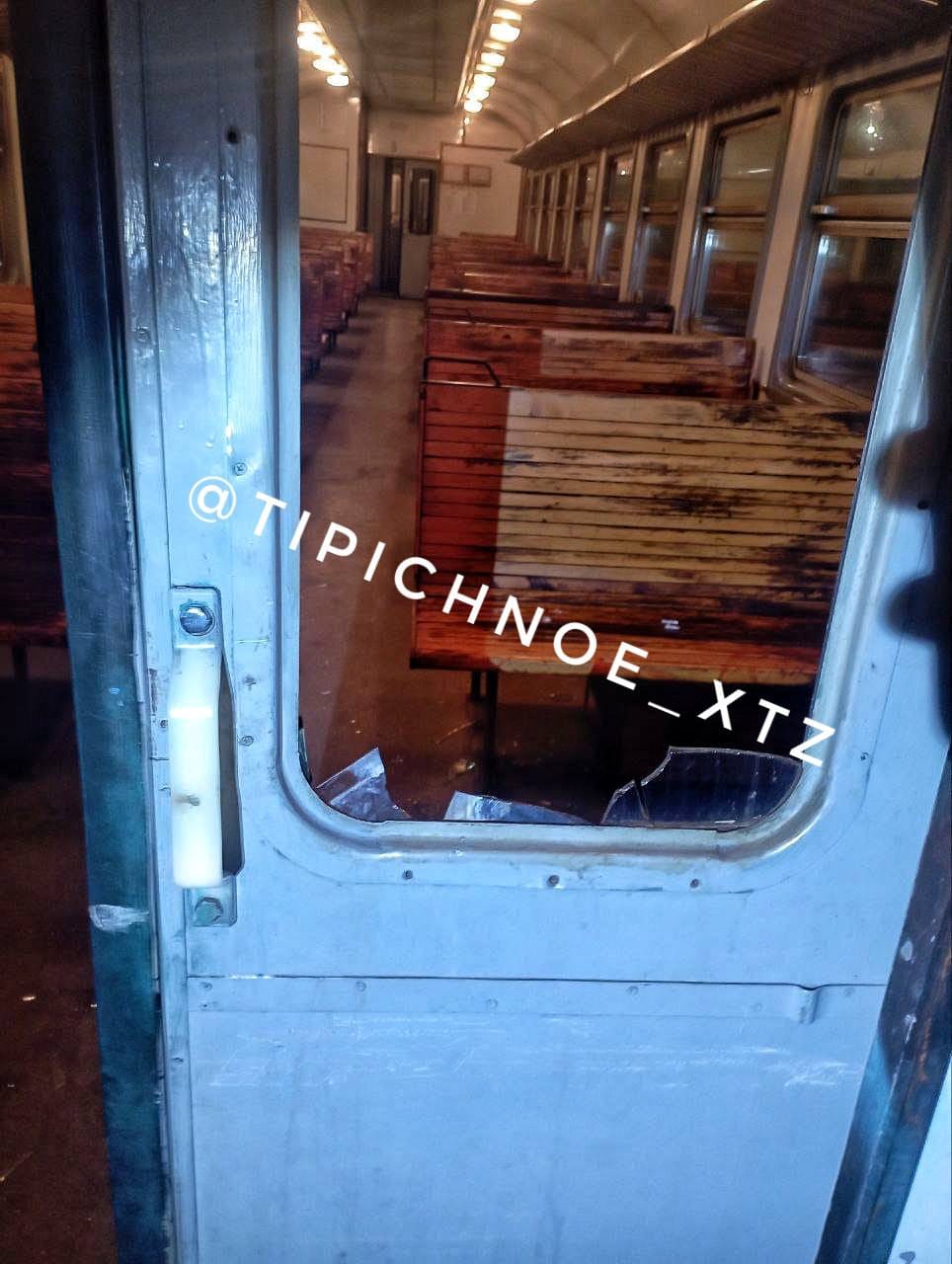 Поезда Укрзализныци трощат подростки: появились новые фото после малолетних вандалов