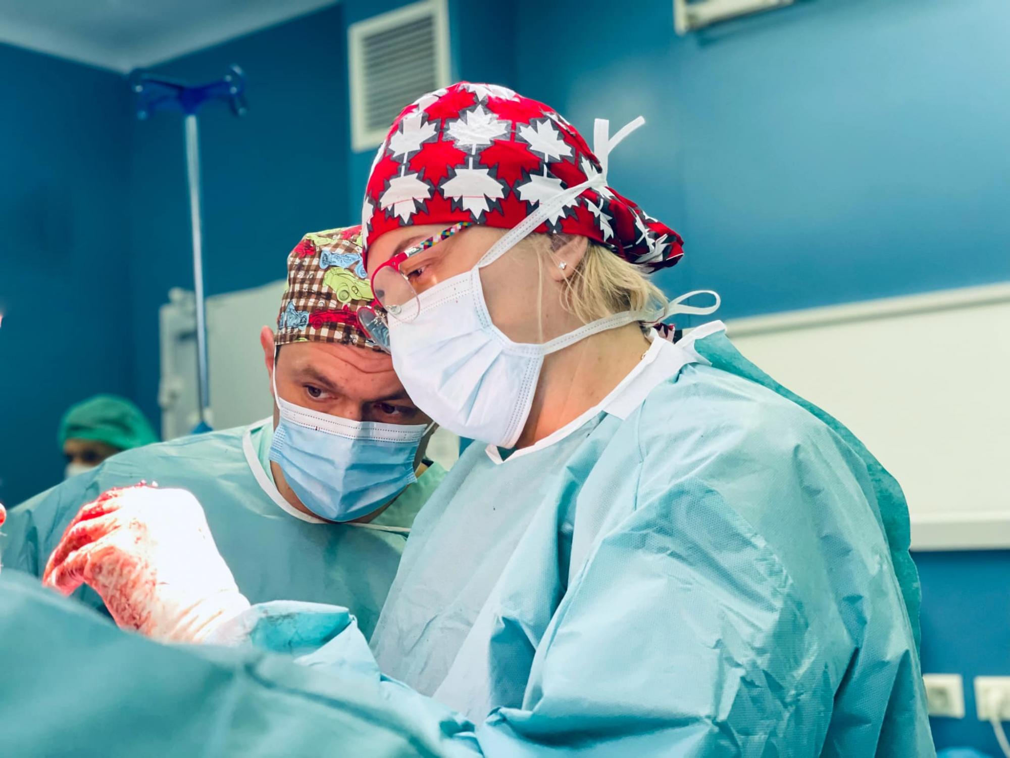 Только это могло спасти девушку с раком: в Украине врачи провели рискованную операцию