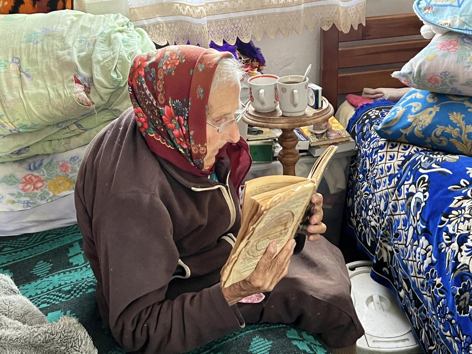 Бабушка под Киевом сравнила Вторую мировую войну и вторжение россиян. Неимоверно теплое видео