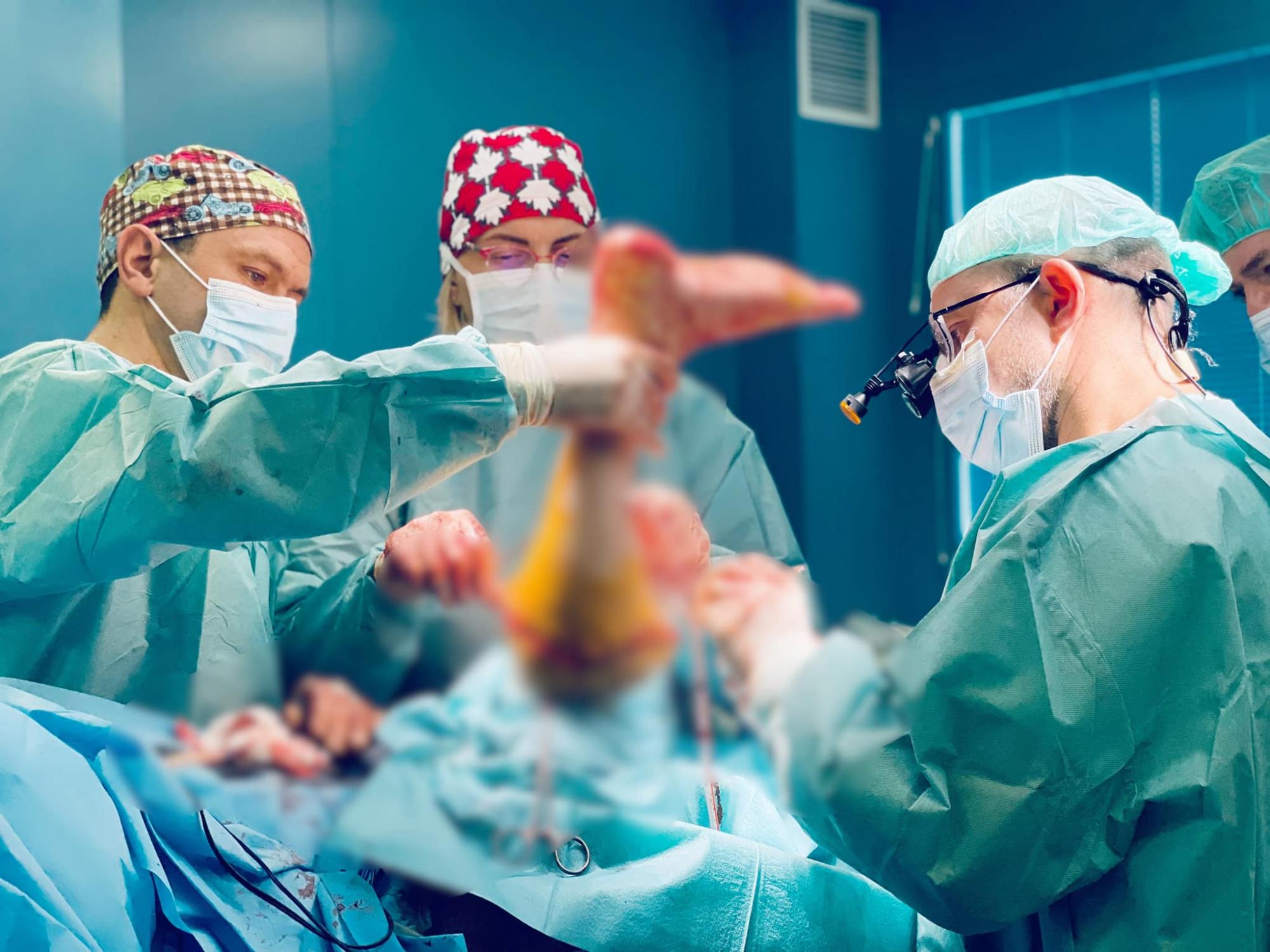 Только это могло спасти девушку с раком: в Украине врачи провели рискованную операцию