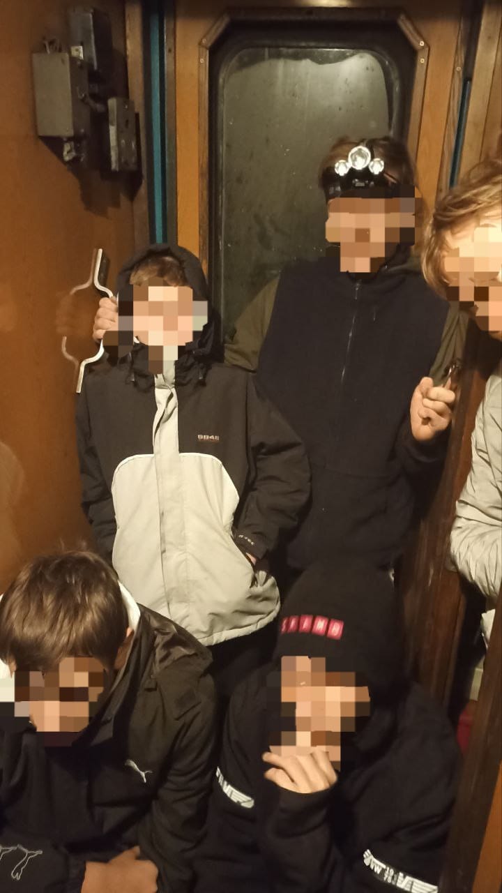 Поезда Укрзализныци трощат подростки: появились новые фото после малолетних вандалов