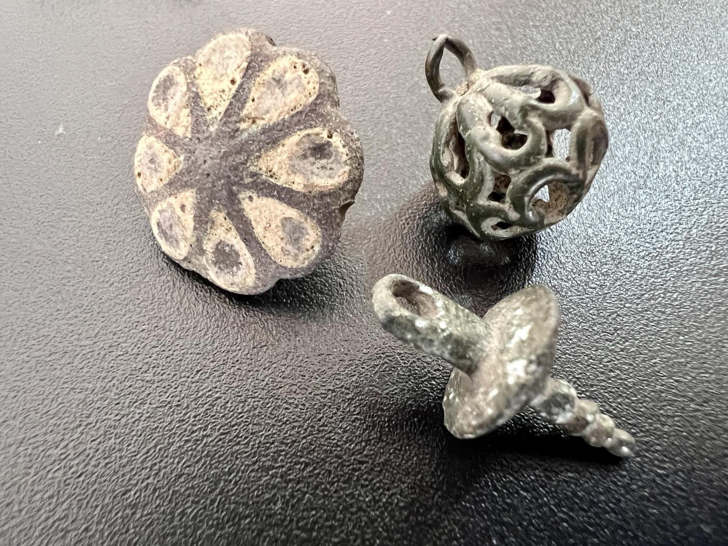 Икону XIX века и крестики времен Киевской Руси пытались незаконно вывезти из Украины (фото)