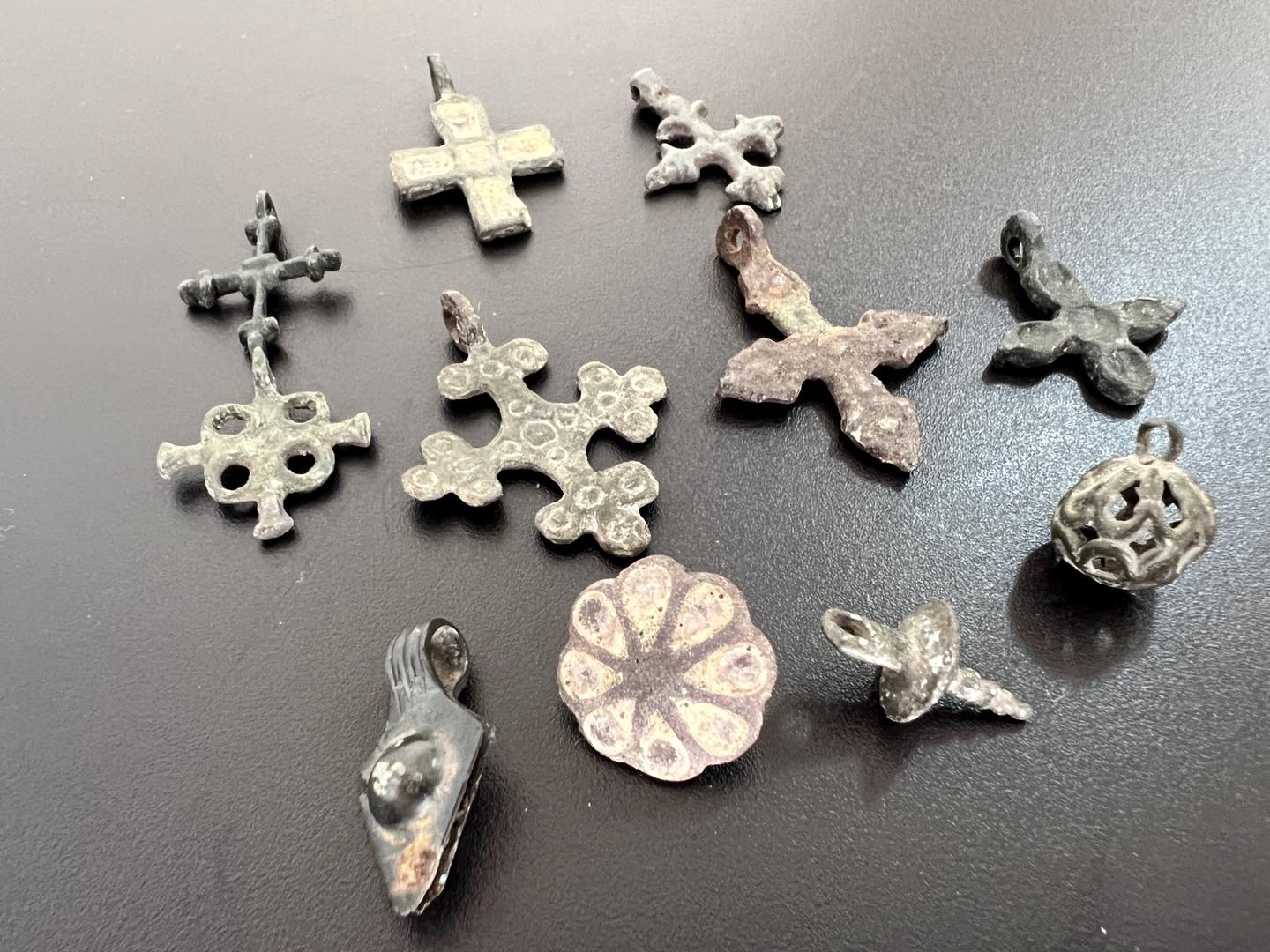 Икону XIX века и крестики времен Киевской Руси пытались незаконно вывезти из Украины (фото)