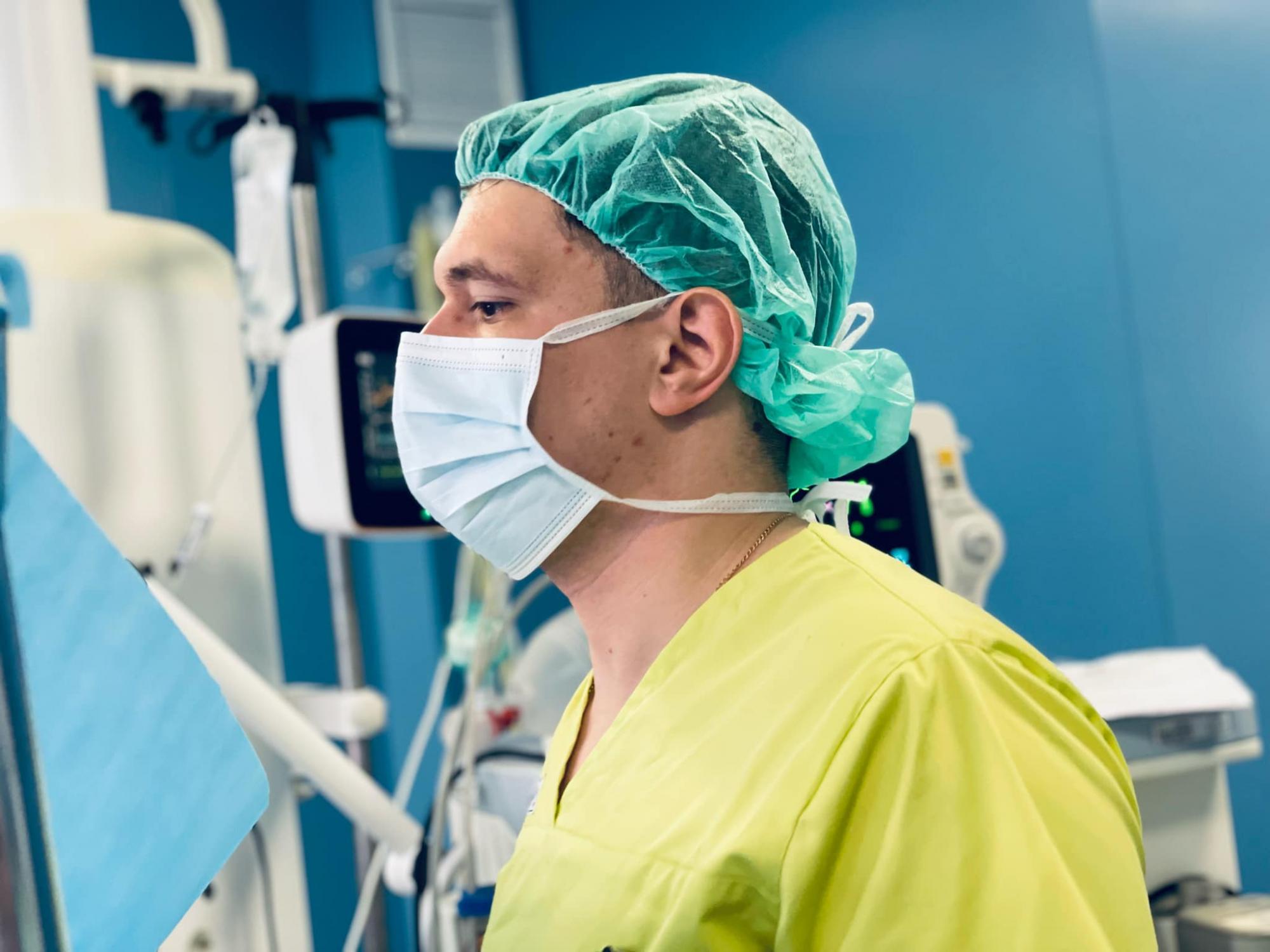 Только это могло спасти девушку с раком: в Украине врачи провели рискованную операцию