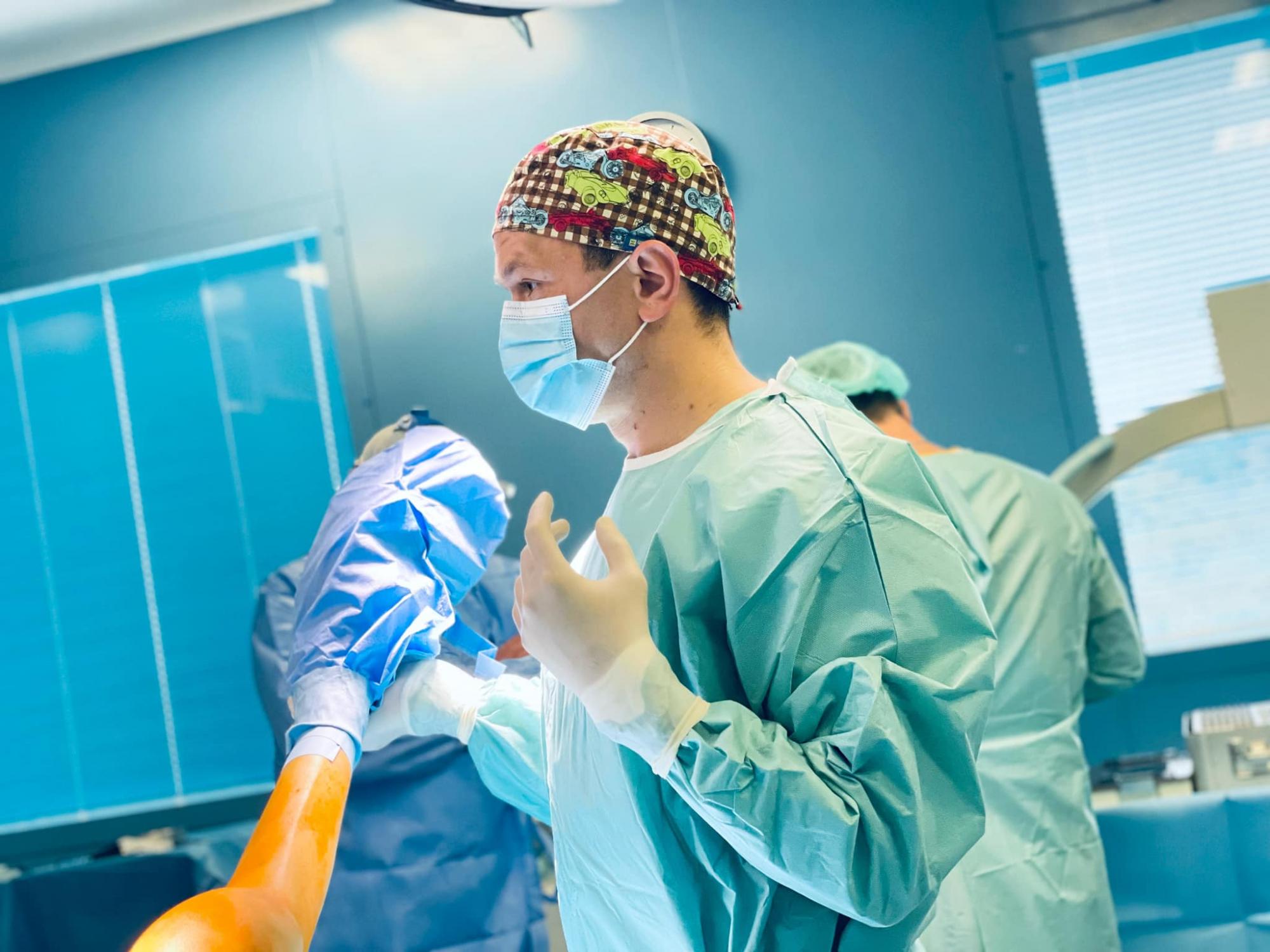 Только это могло спасти девушку с раком: в Украине врачи провели рискованную операцию