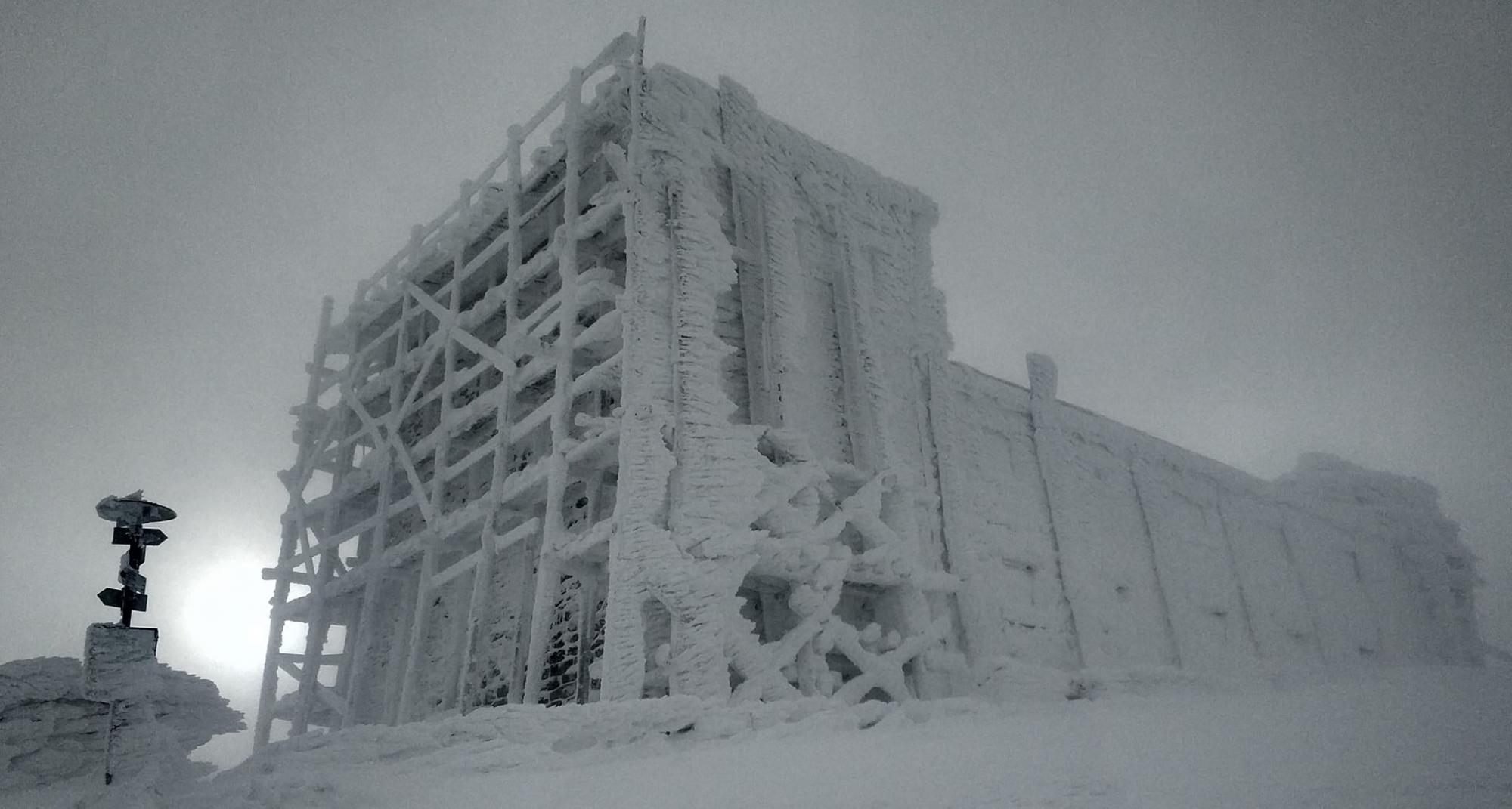 Не тільки в Карпатах. Сніг випав ще в одному регіоні України