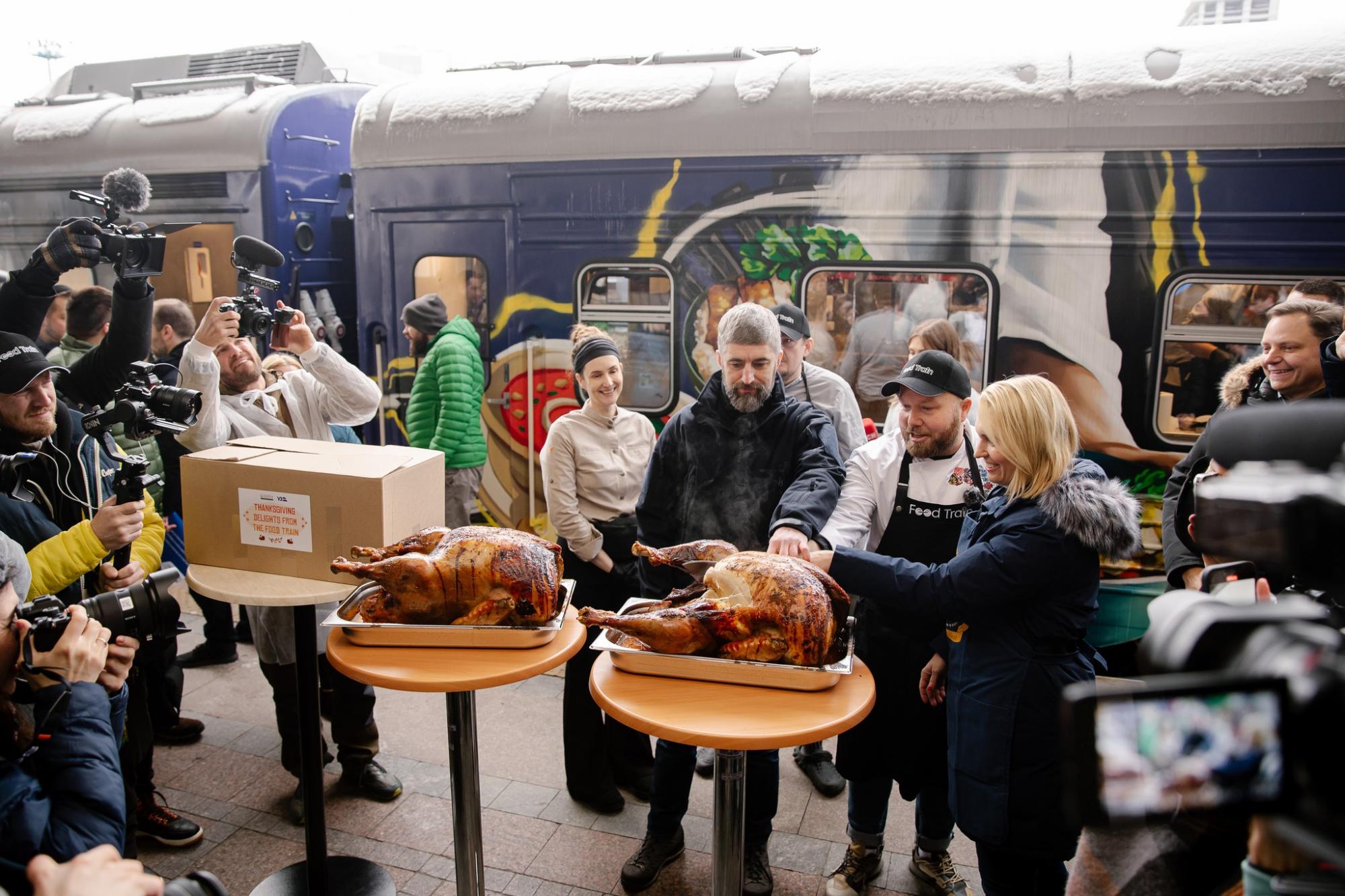 Укрзализныця запустила уникальный поезд-кухню. Смотрите, как он выглядит