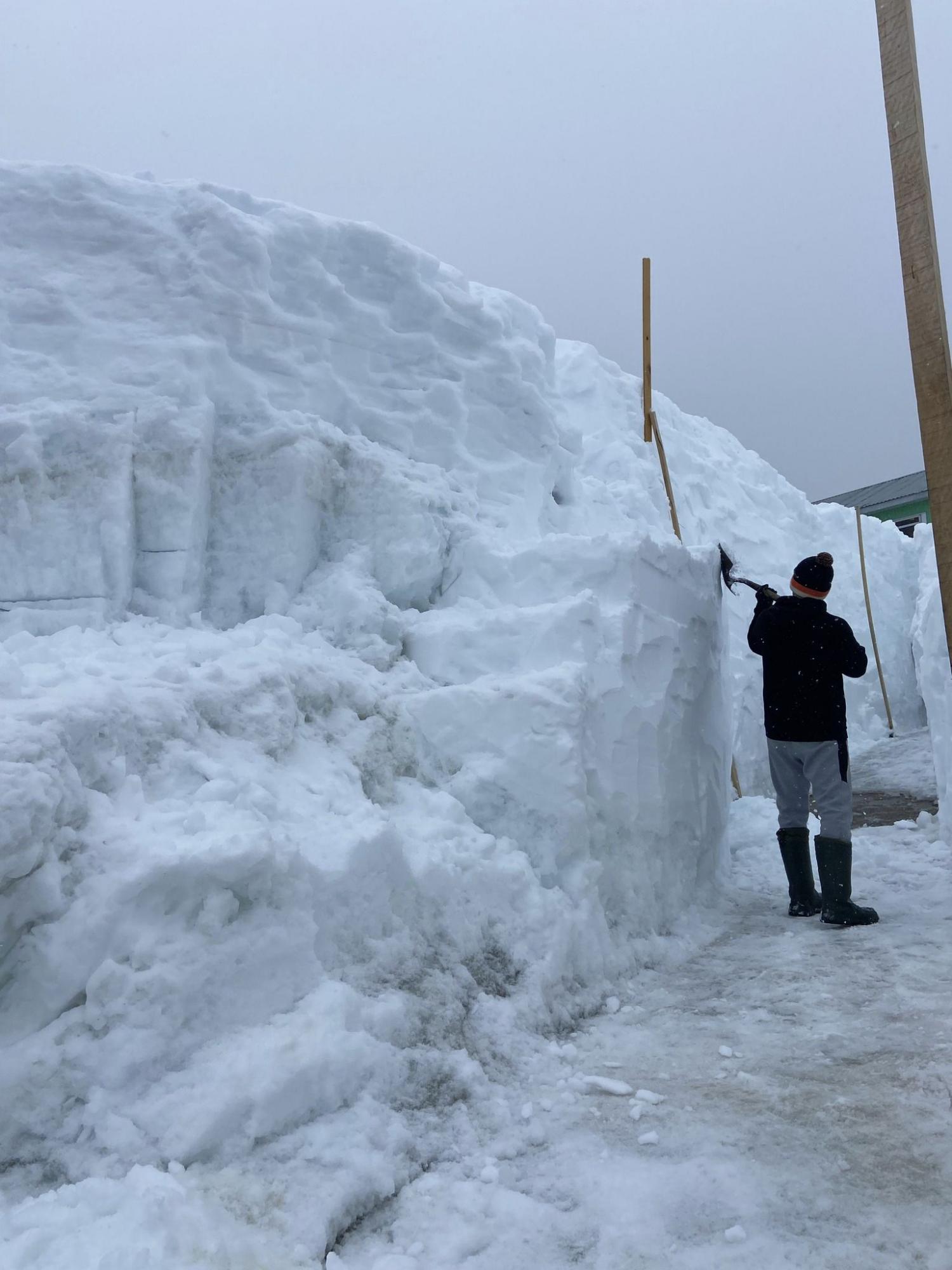 Українські полярники показали величезний рів, який викопали у снігу: захоплюючі фото
