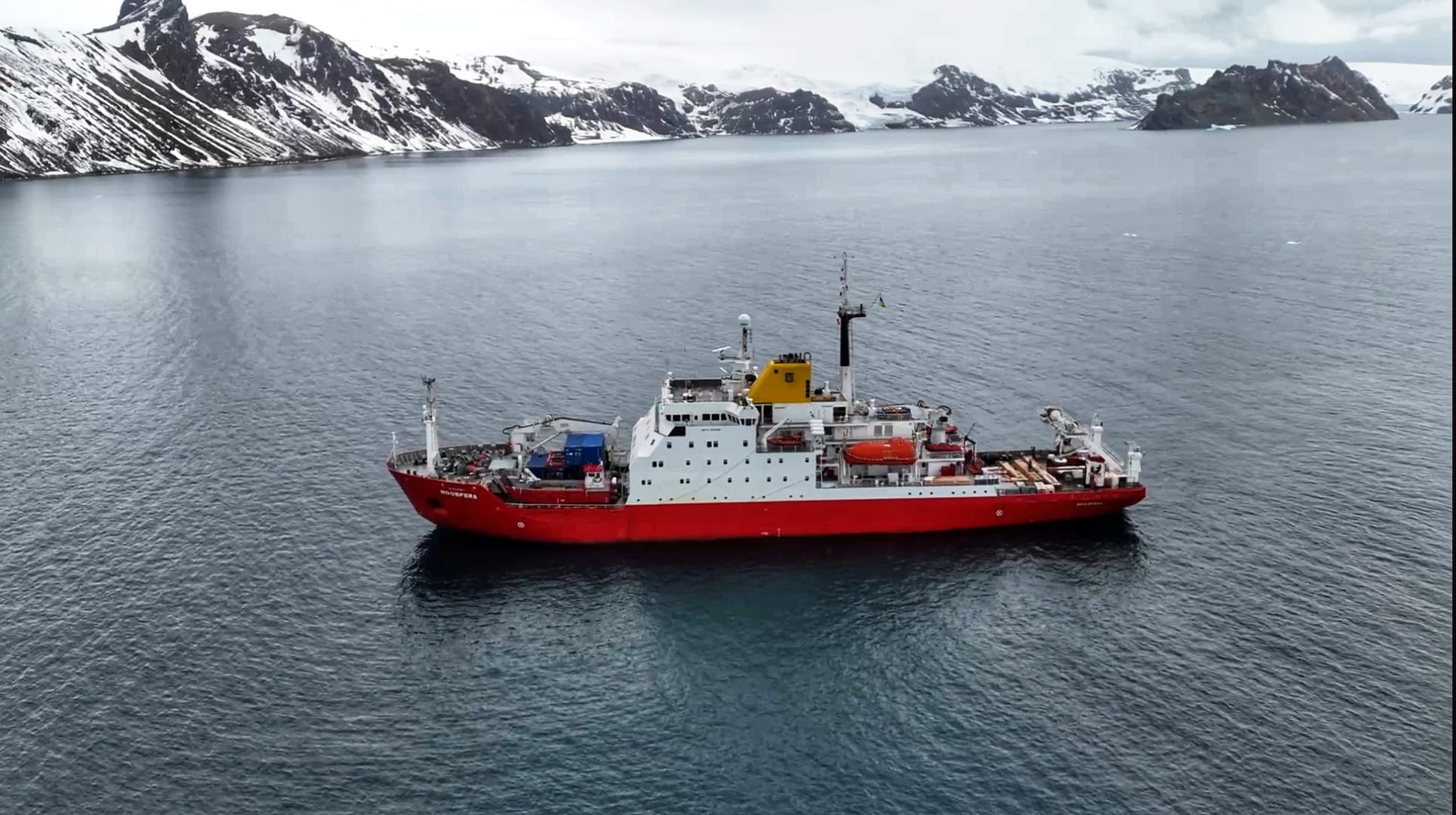 Ukrainian polar explorers show huge iceberg in the Antarctic: Incredible photos
