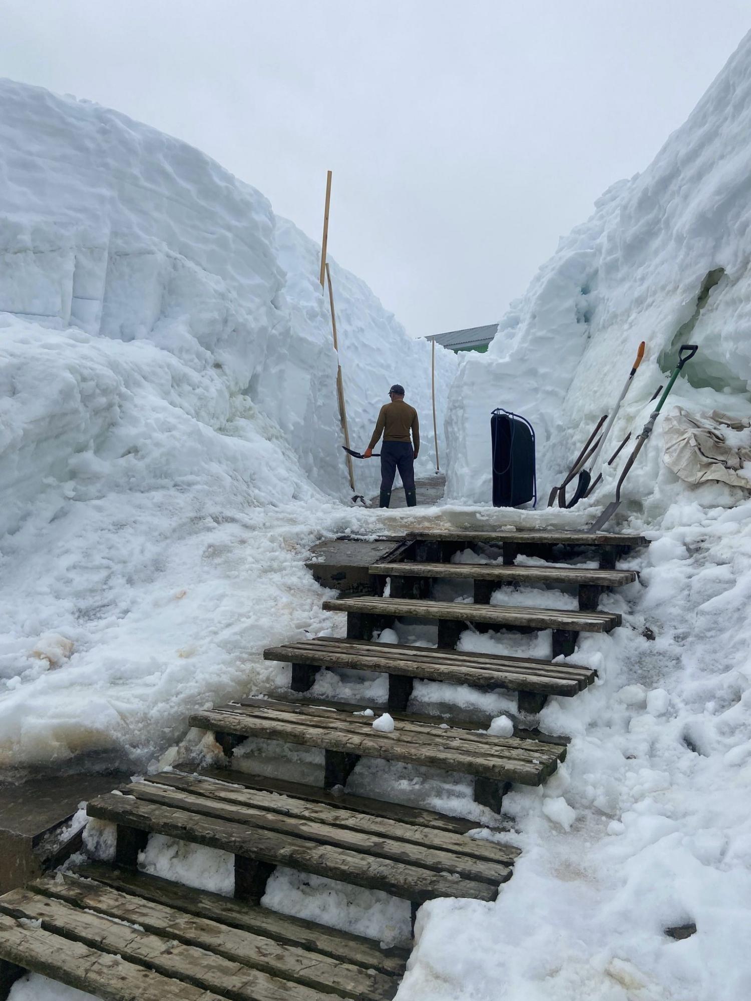 Українські полярники показали величезний рів, який викопали у снігу: захоплюючі фото