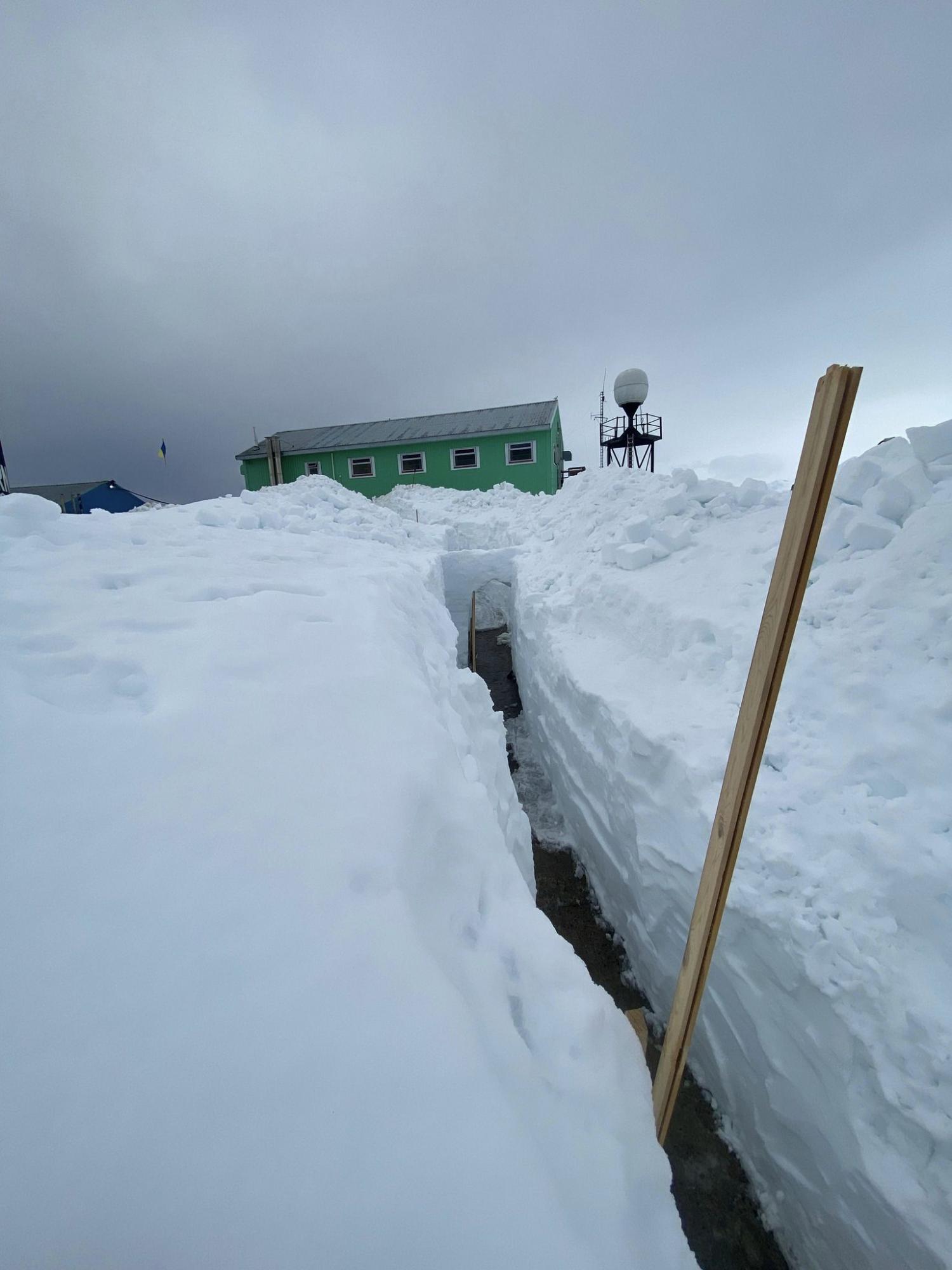 Українські полярники показали величезний рів, який викопали у снігу: захоплюючі фото