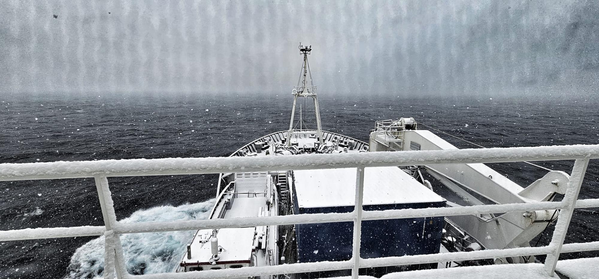 Ukrainian polar explorers show huge iceberg in the Antarctic: Incredible photos