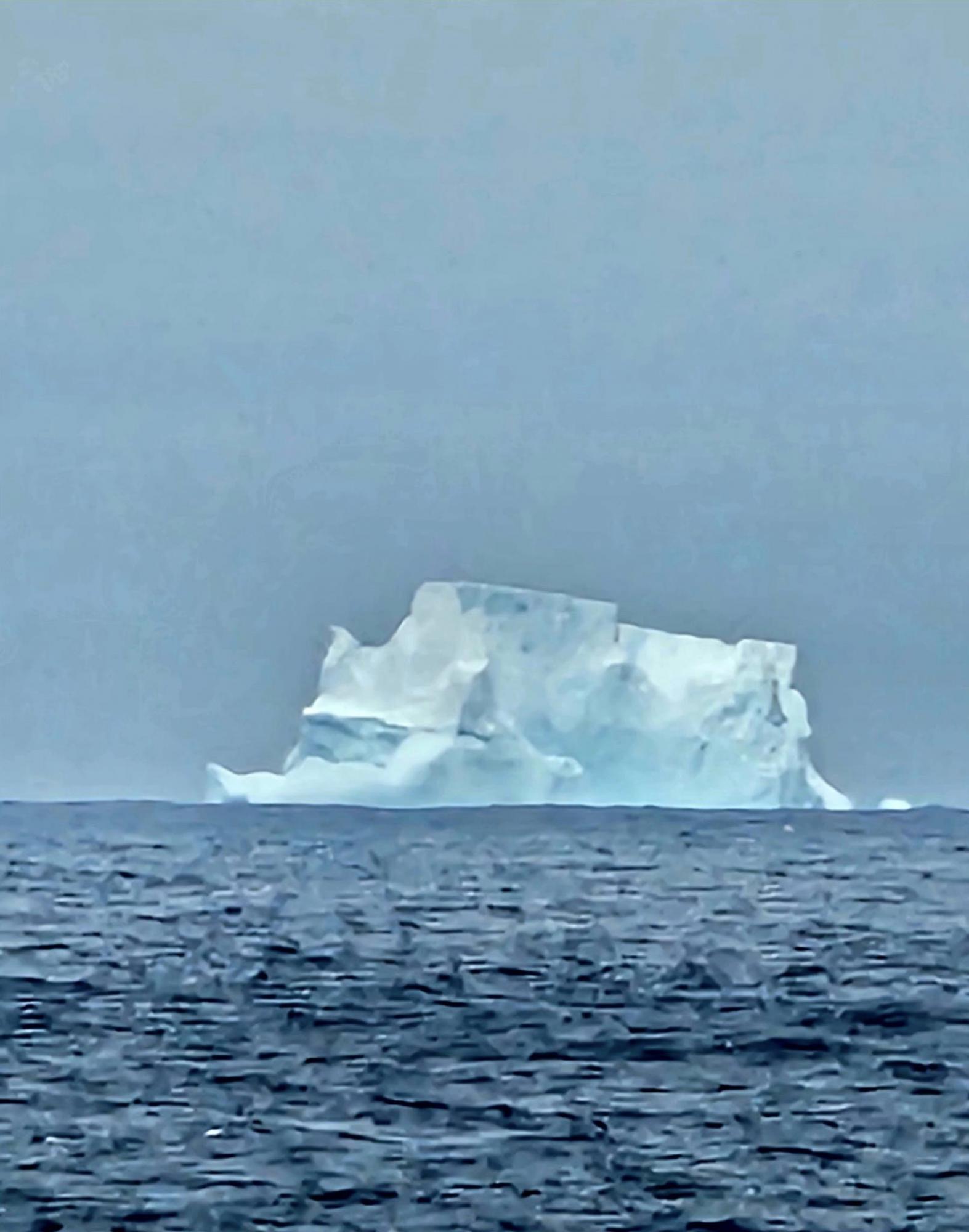Українські полярники показали величезний айсберг в Антарктиці: неймовірні фото