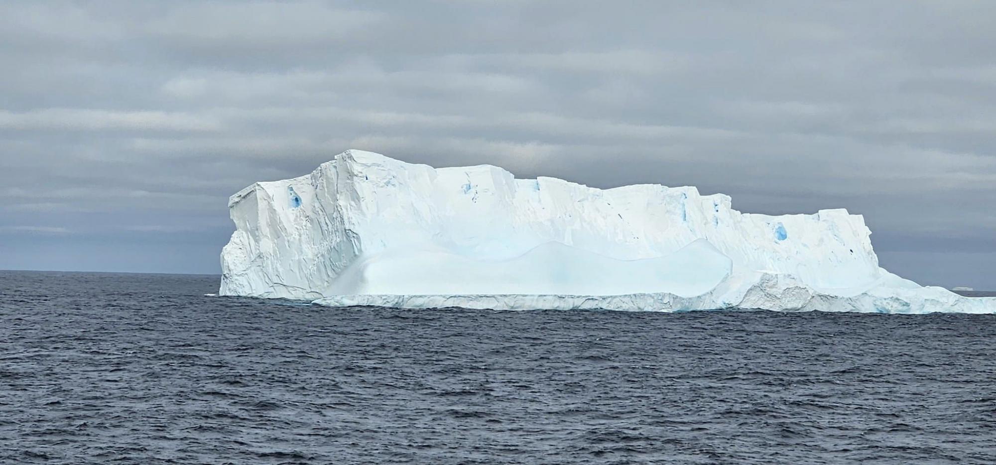 Ukrainian polar explorers show huge iceberg in the Antarctic: Incredible photos