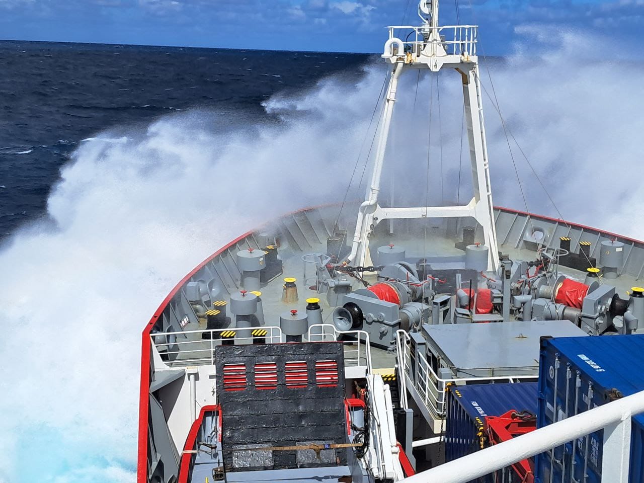 Ukrainian polar explorers show huge iceberg in the Antarctic: Incredible photos