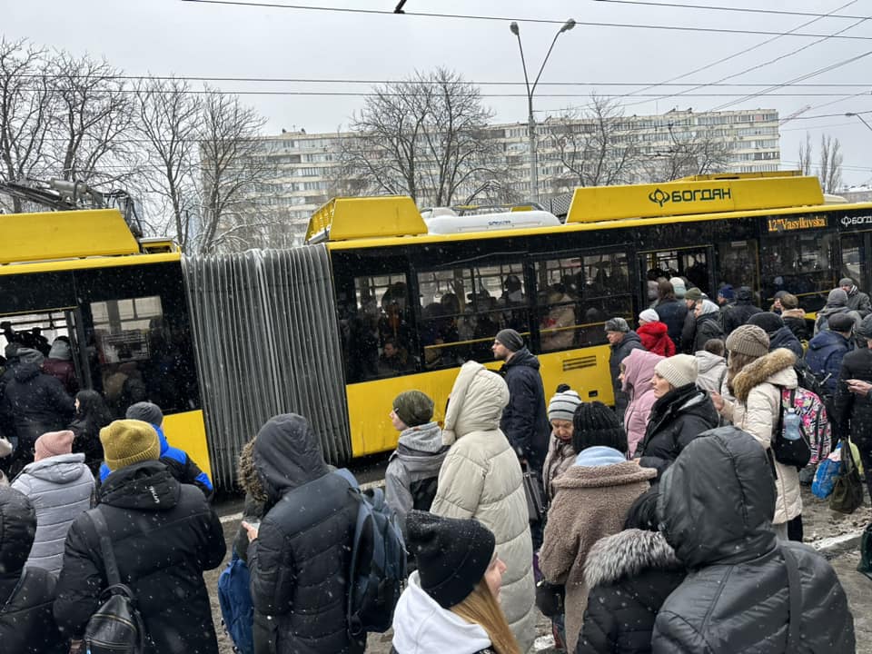 У Києві метро вже закрили: на Либідській - транспортний колапс (фото)