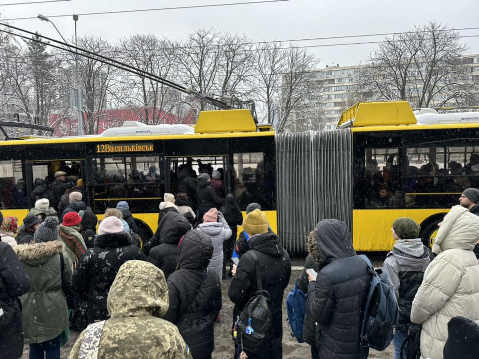 У Києві метро вже закрили: на Либідській - транспортний колапс (фото)