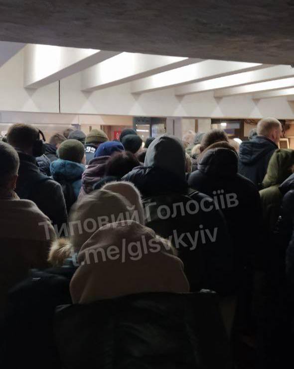 Що відбувається у Києві на Либідській після закриття 6 станцій метро (фото, відео)