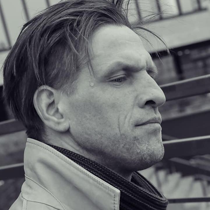 "Ты искренне любил и не терпел фальши". Украинцы трогательно прощаются со звездой кино Василием Кухарским