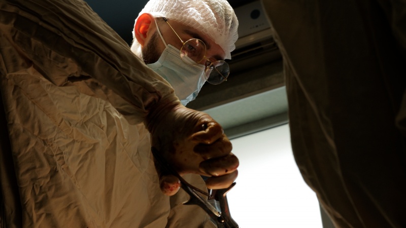 Бесконечная смена. Один день с медиками больницы Мечникова, где ежедневно спасают военных