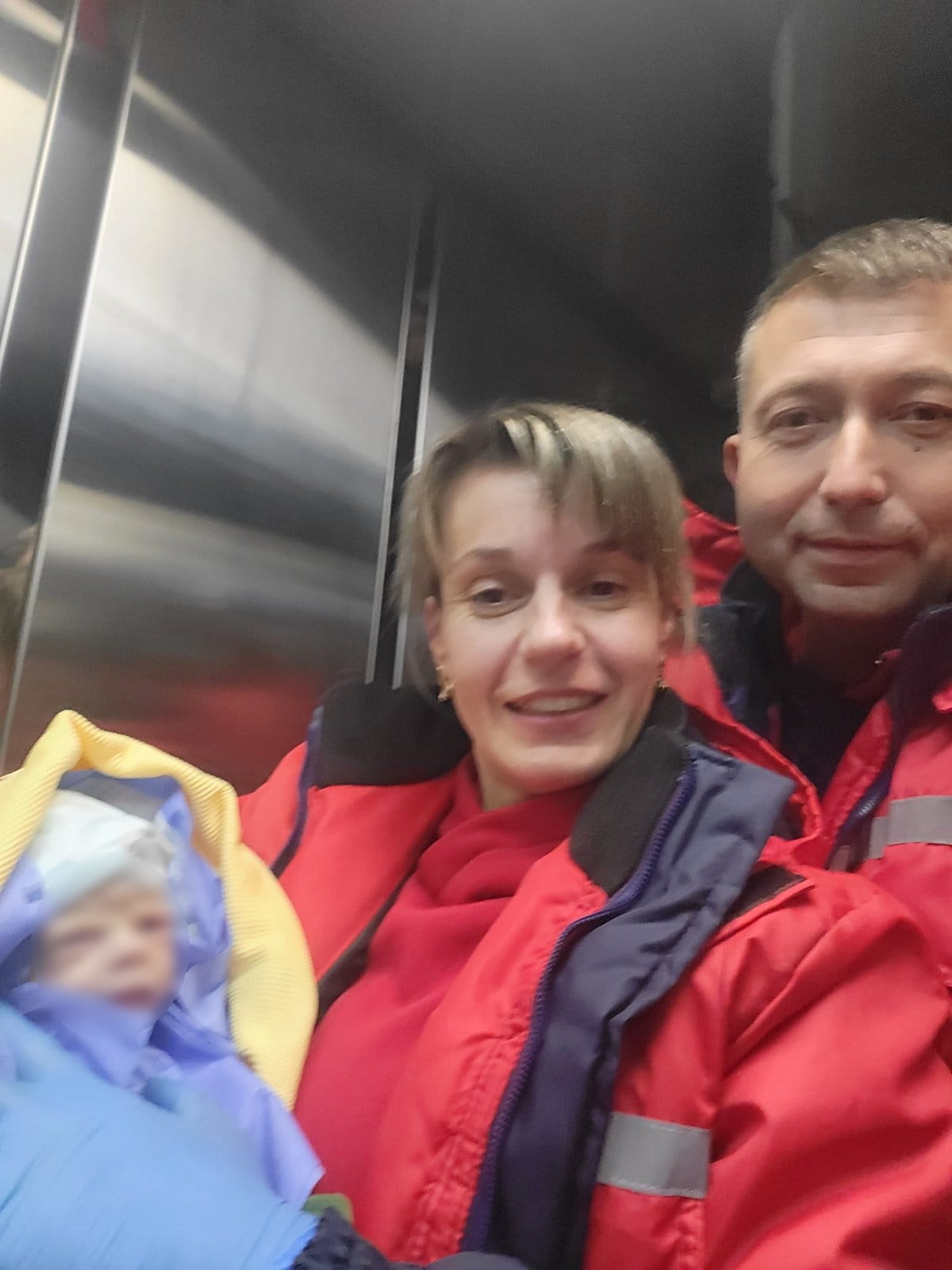 У Львові лікарі екстрено приймали складні пологи у швидкій: перші фото з дитиною