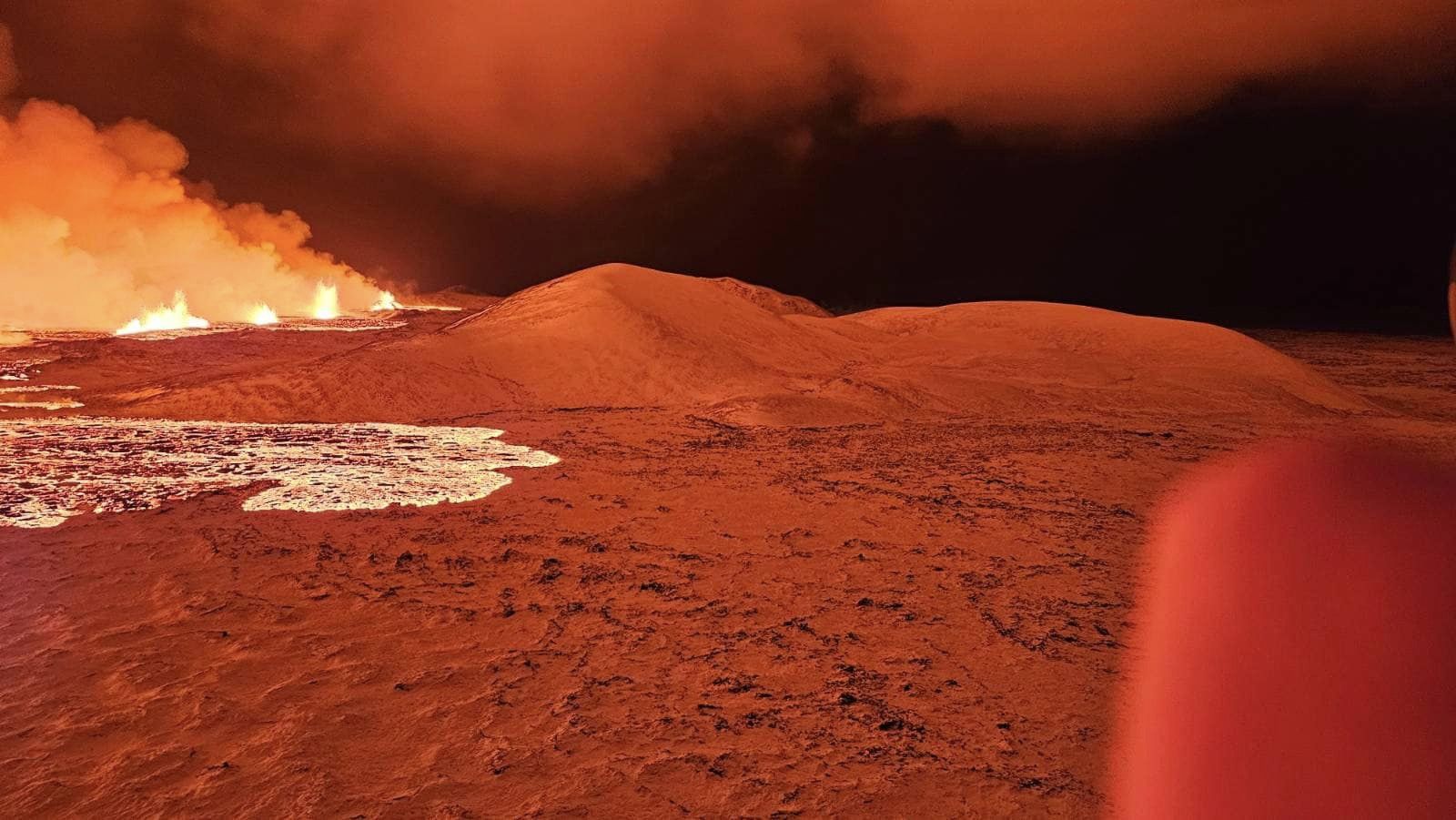 Вогняні фонтани і величезна тріщина. В Ісландії вивергається вулкан: моторошні фото та відео