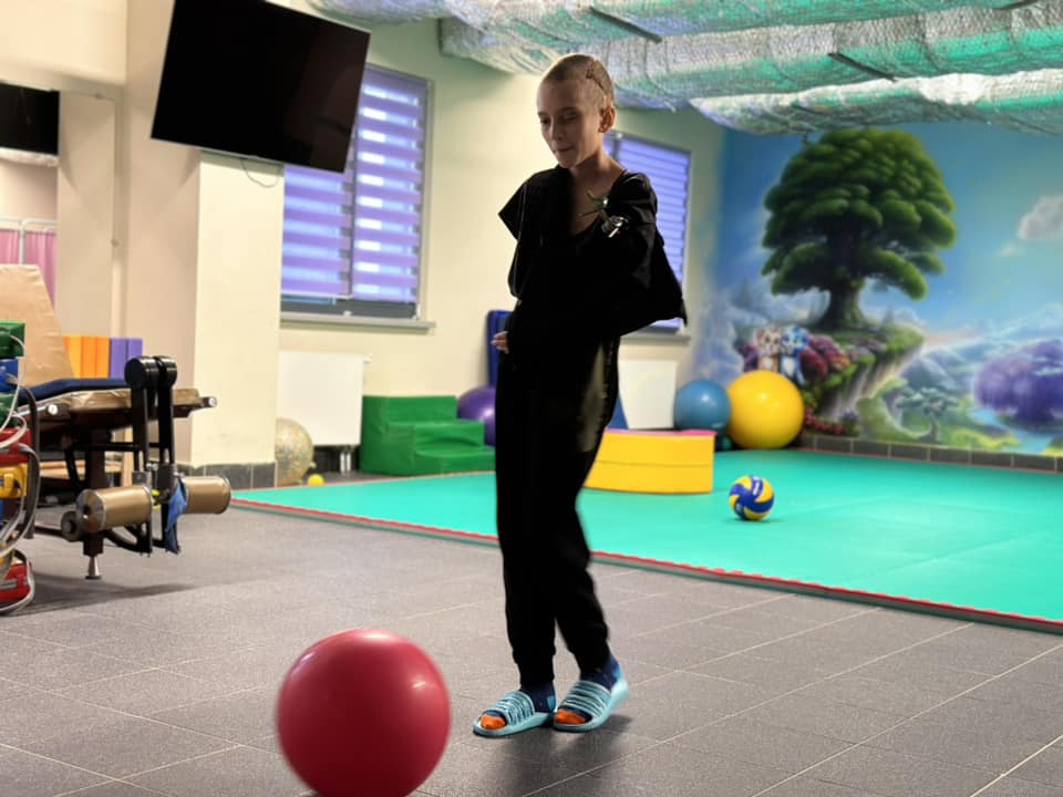 Лежала нерухома серед уламків: у Києві дивом врятували Настю після атаки РФ на її дім