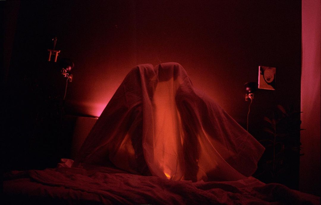 Солістка KAZKA показала свого нареченого у чуттєвому відео