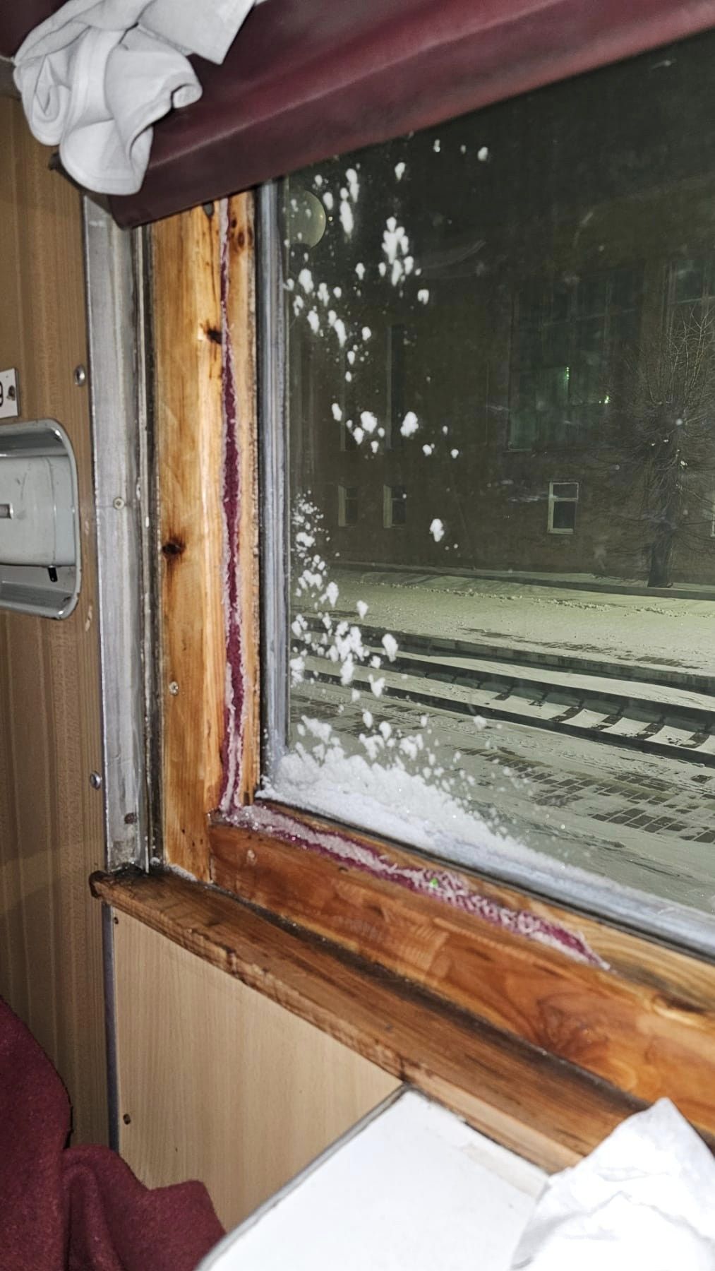 "Полагодили" вікна старим ганчір'ям. Укрзалізницю звинуватили в "заморожуванні" пасажирів (фото)