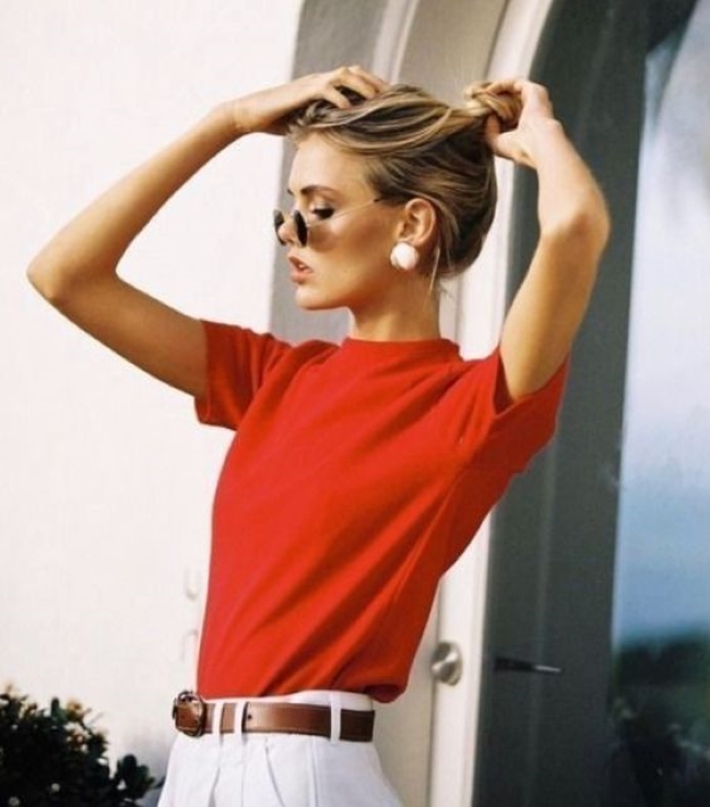 Стилистка рассказала, как стильно носить вещи в красном трендовом цвете