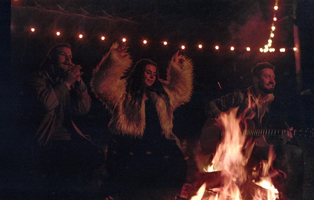 Солістка KAZKA показала свого нареченого у чуттєвому відео