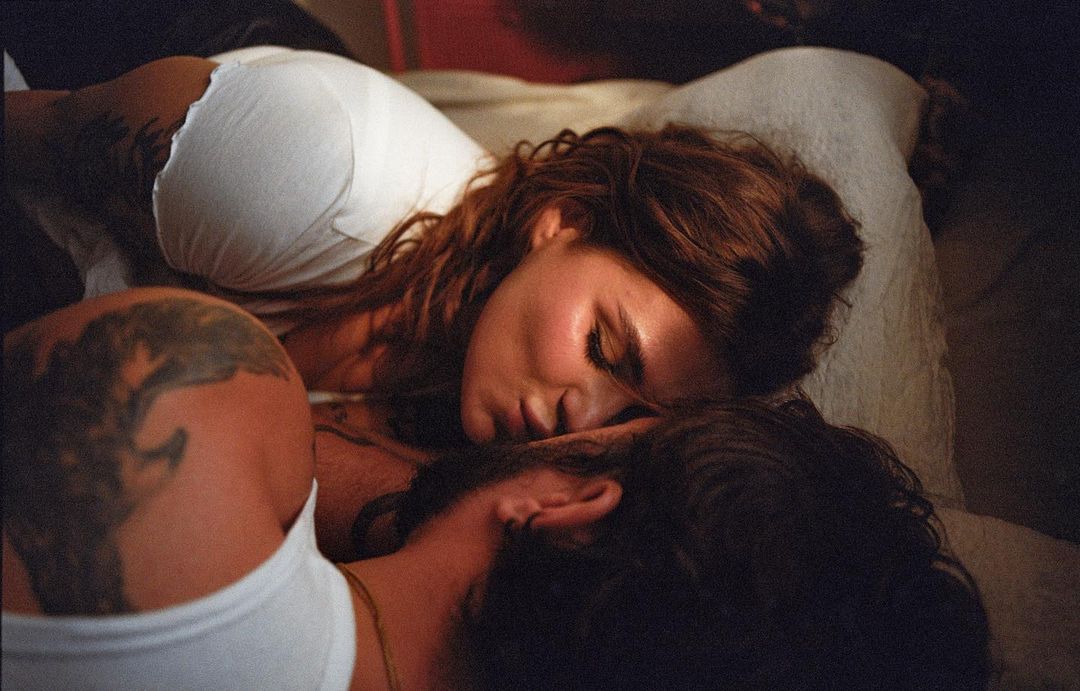 Солістка KAZKA показала свого нареченого у чуттєвому відео