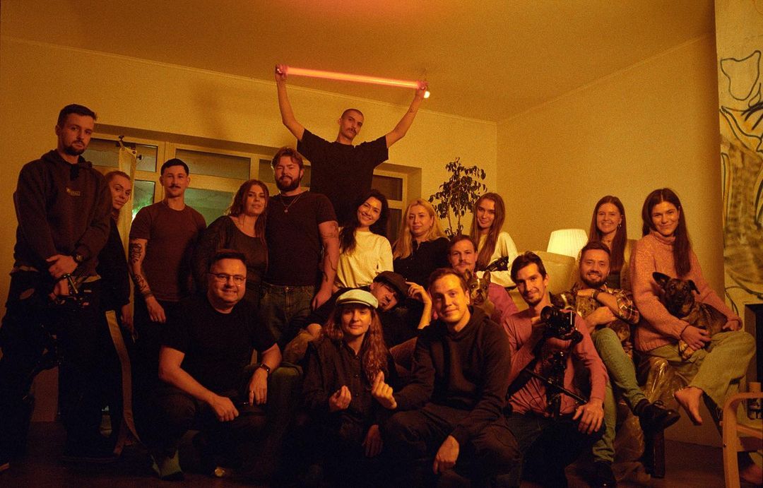 Солістка KAZKA показала свого нареченого у чуттєвому відео