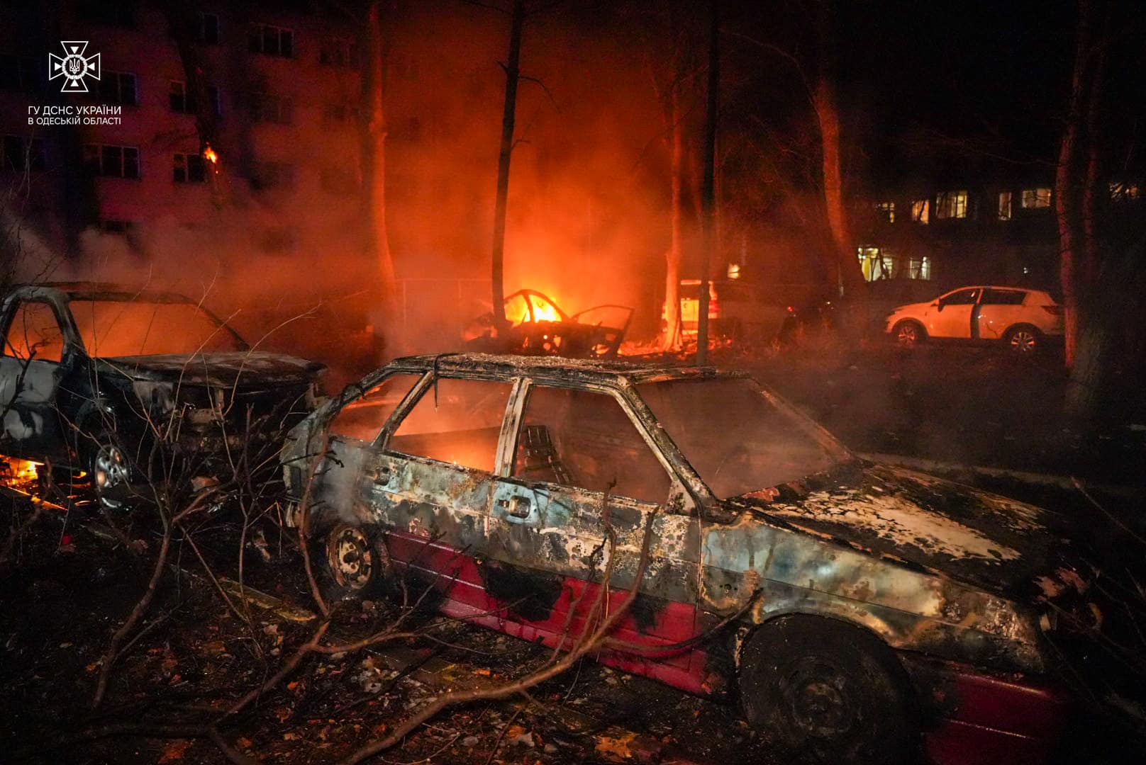 Горели квартиры, машины, больница. Фото и видео последствий ударов по Харькову и Одессе