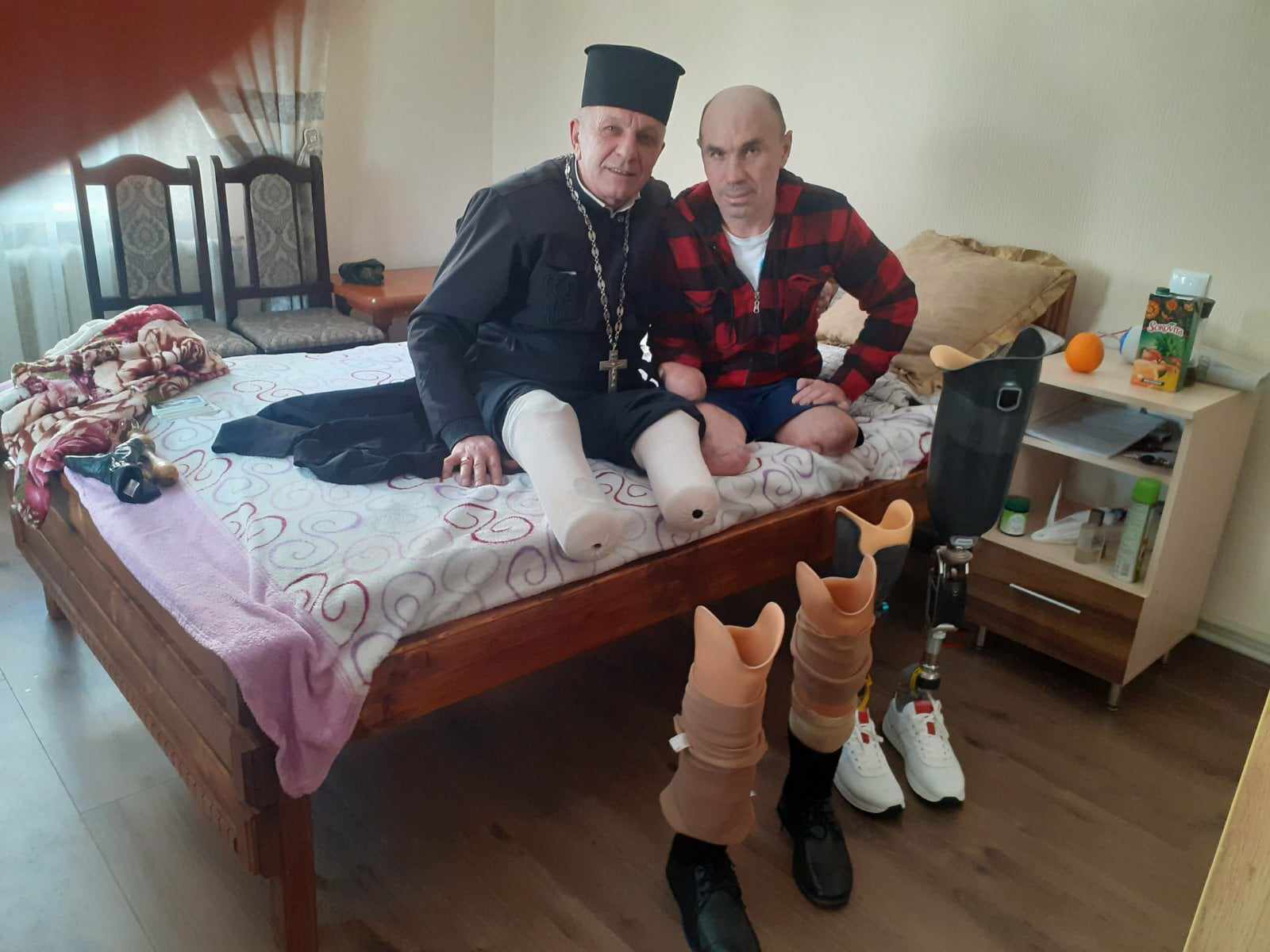 Український священик, який 22 роки носить протези, зворушливо підтримав військового (фото)