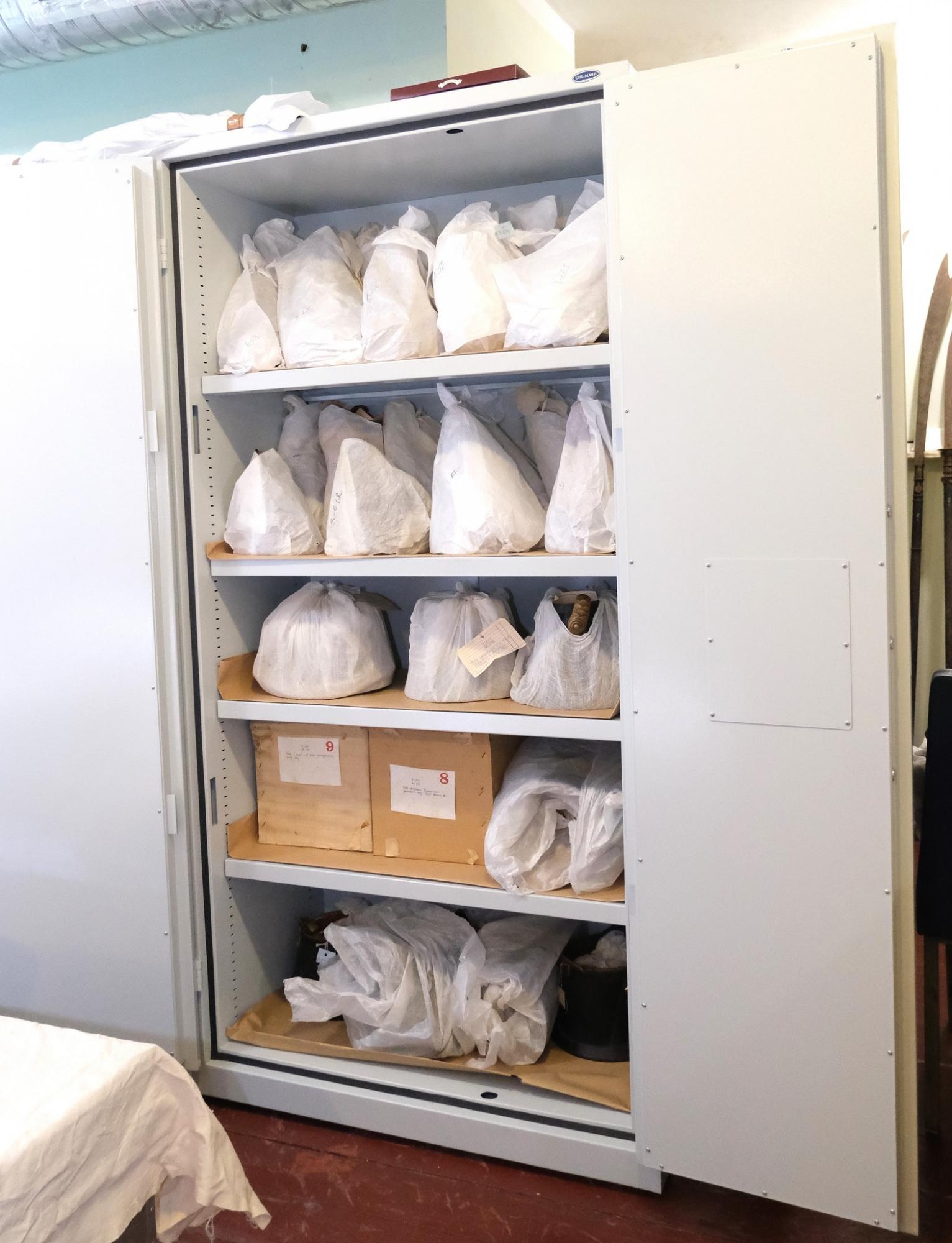 Национальный музей истории Украины показал, как во время войны хранит ценные экспонаты (фото)