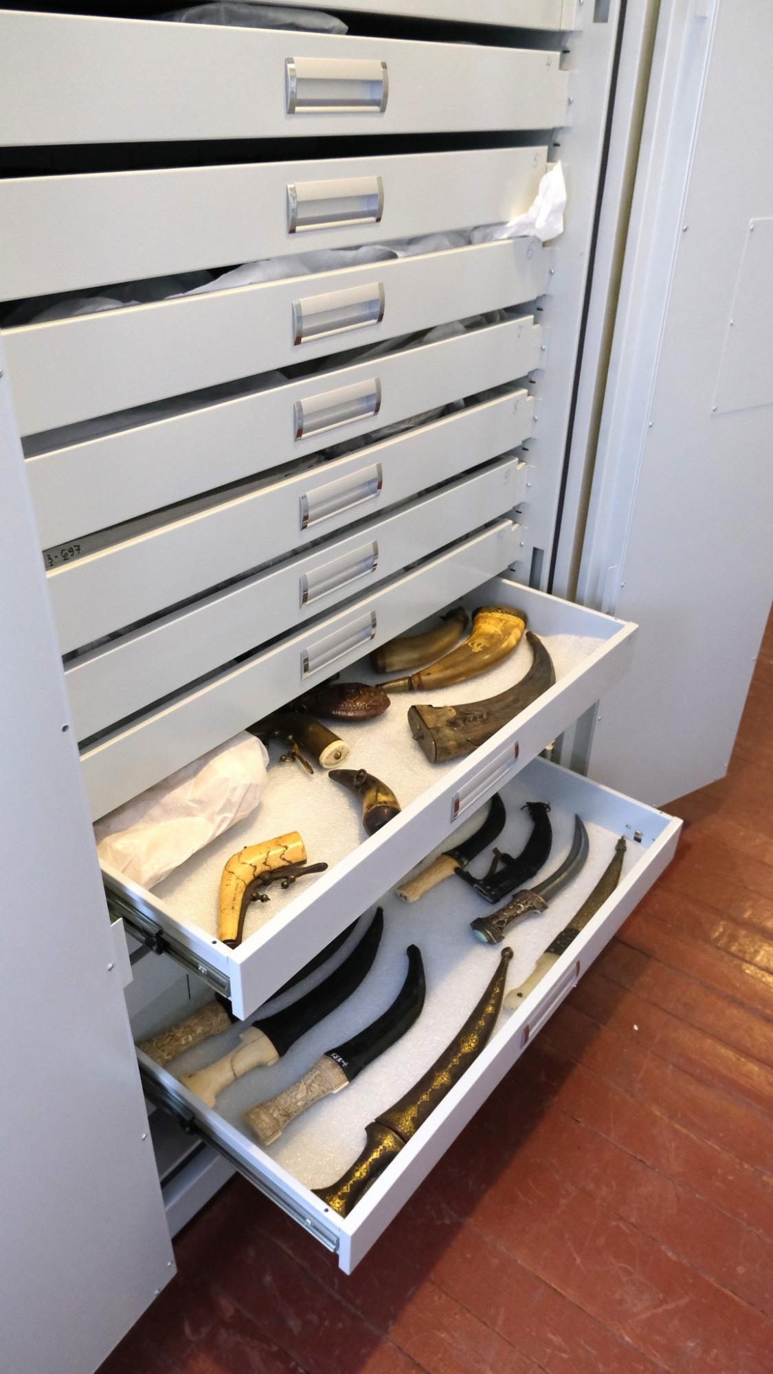 Национальный музей истории Украины показал, как во время войны хранит ценные экспонаты (фото)