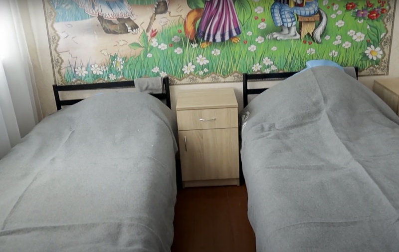 "Куда придут россияне, жить не останусь". Как переселенцы спасаются от войны в шелтерах