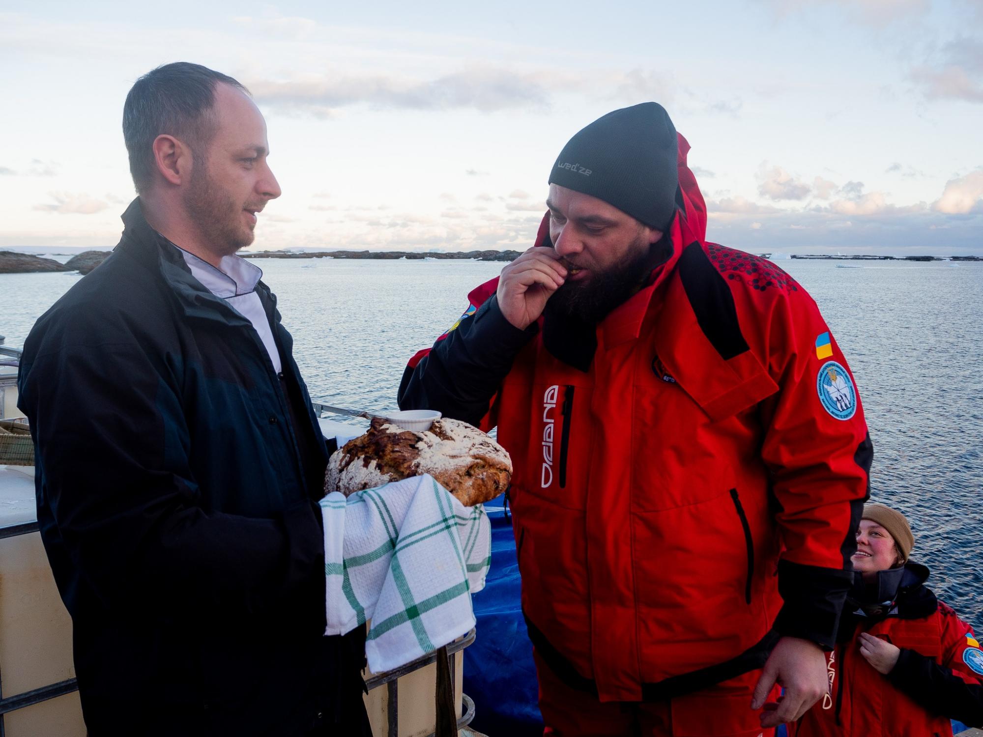 &quot;Пройшли Дрейком, як автобаном&quot;. На &quot;Академік Вернадський&quot; прибула нова команда полярників (фото)