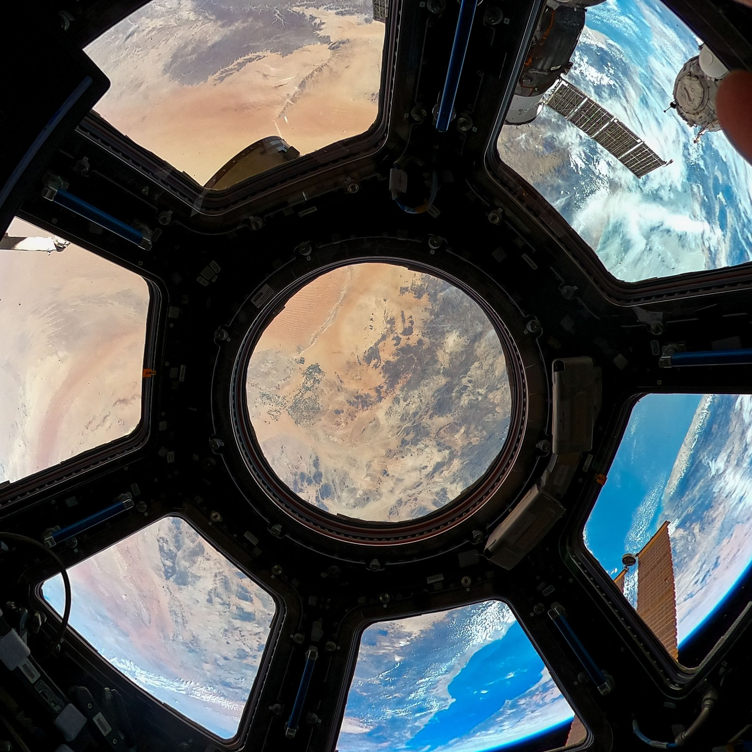 Астронавт показав, як виглядає Міжнародна космічна станція всередині: унікальні фото і відео