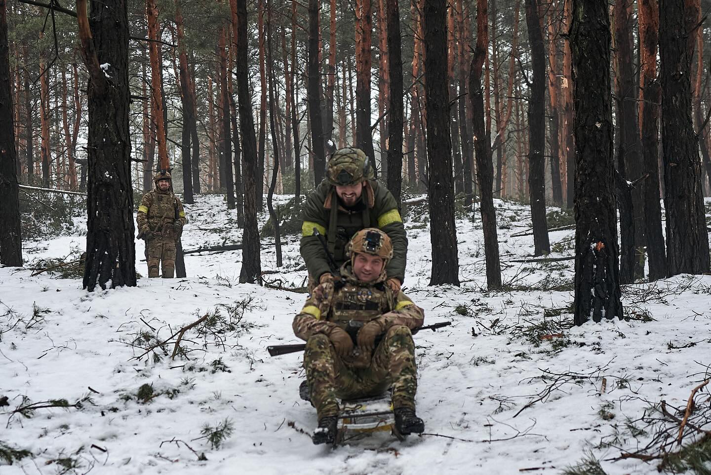 &quot;Щастя бачити їхні посмішки&quot;. Мережу розчулили фото розваг наших розвідників на фронті